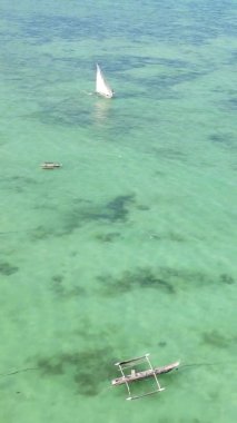 Zanzibar, Tanzanya kıyısı yakınlarındaki okyanusta dikey video tekneleri.