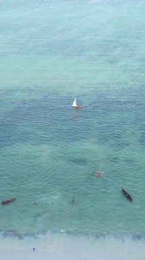 Zanzibar, Tanzanya kıyısı yakınlarındaki okyanusta dikey video tekneleri.