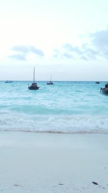 Zanzibar, Tanzanya kıyısı yakınlarındaki okyanusta dikey video tekneleri.