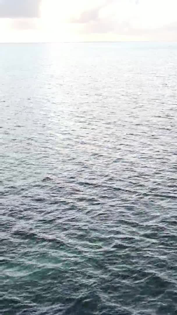 Вертикальные видео лодки в океане у побережья Занзибара, Танзания, вид с воздуха — стоковое видео