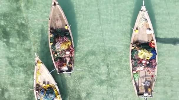 Vertical video boats in the ocean near the coast of Zanzibar, Tanzania, aerial view — Stock Video