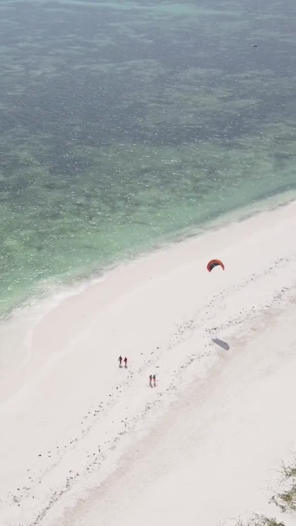 Vertikální video čluny v oceánu u pobřeží Zanzibaru, Tanzanie, letecký pohled — Stock video