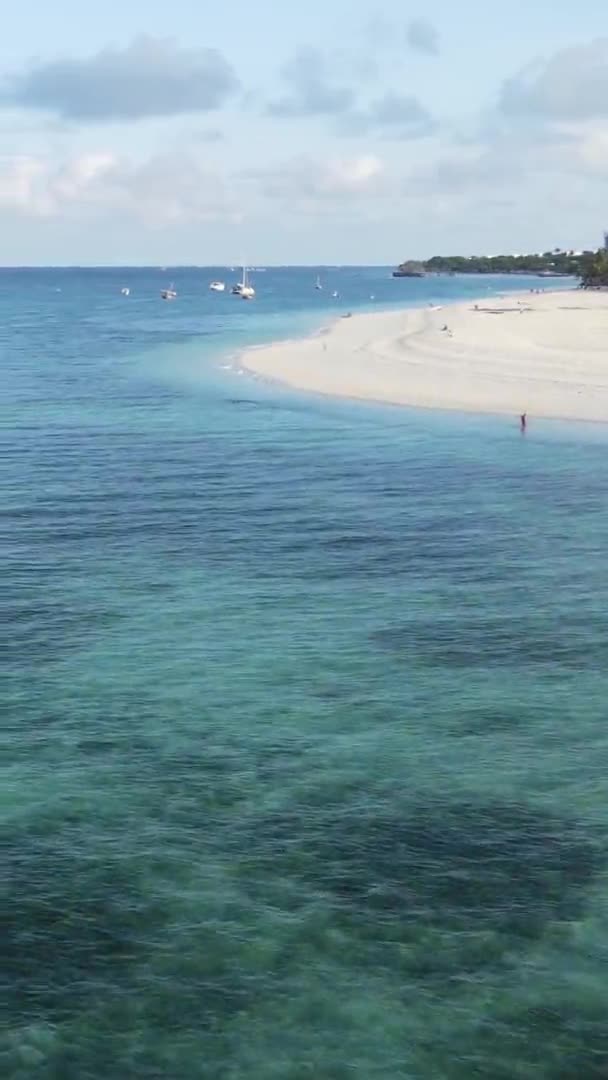 タンザニアのザンジバル海岸近くの海の垂直ビデオボート、空中ビュー — ストック動画