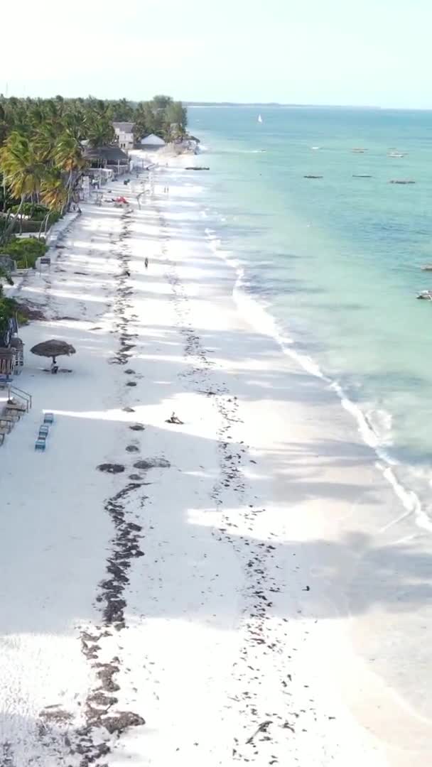 Bărci video verticale în ocean lângă coasta Zanzibar, Tanzania, vedere aeriană — Videoclip de stoc