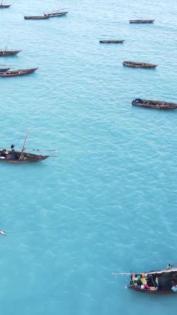 Bateaux vidéo verticaux dans l'océan près de la côte de Zanzibar, Tanzanie, vue aérienne — Video