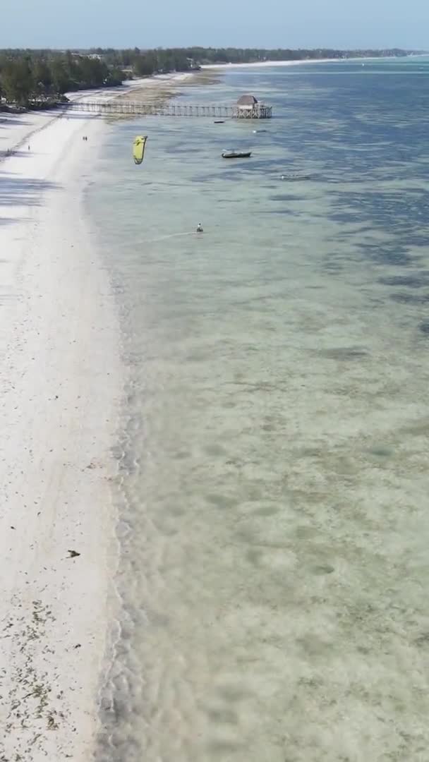 Vertikala videobåtar i havet nära kusten i Zanzibar, Tanzania, antenn utsikt — Stockvideo