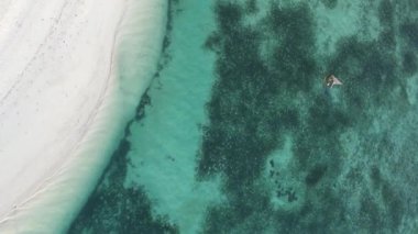 Zanzibar, Tanzanya kıyısı yakınlarındaki okyanusta dikey video tekneleri.