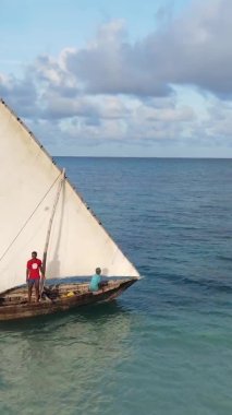Zanzibar, Tanzanya kıyısı yakınlarındaki okyanusta dikey video tekneleri.