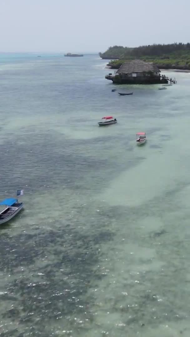 Casa de vídeo vertical sobre palafitas no oceano na costa de Zanzibar, na Tanzânia, vista aérea — Vídeo de Stock