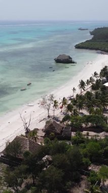 Tanzanya 'nın Zanzibar kıyısındaki cambaz kuleleri üzerindeki dikey video evi.