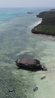 Tanzanya 'nın Zanzibar kıyısındaki cambaz kuleleri üzerindeki dikey video evi.