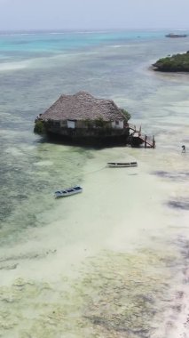 Tanzanya 'nın Zanzibar kıyısındaki cambaz kuleleri üzerindeki dikey video evi.