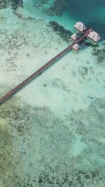 Tanzanya 'nın Zanzibar kıyısındaki cambaz kuleleri üzerindeki dikey video evi.