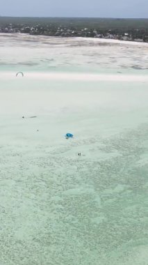 Tanzanya 'nın Zanzibar kıyısındaki okyanusta alçak gelgitin dikey videosu.
