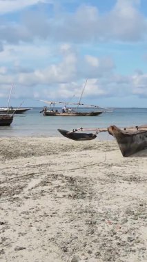Tanzanya 'nın Zanzibar kıyısındaki okyanusta alçak gelgitin dikey videosu.