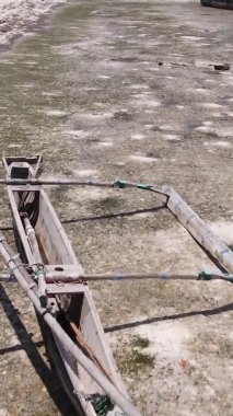 Tanzanya 'nın Zanzibar kıyısındaki okyanusta alçak gelgitin dikey videosu.