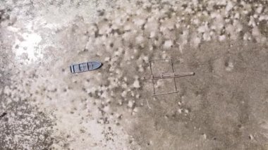 Tanzanya 'nın Zanzibar kıyısındaki okyanusta alçak gelgitin dikey videosu.