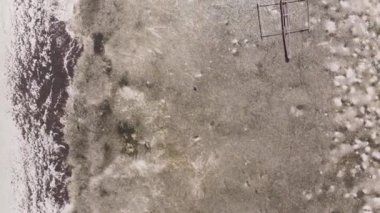 Tanzanya 'nın Zanzibar kıyısındaki okyanusta alçak gelgitin dikey videosu.