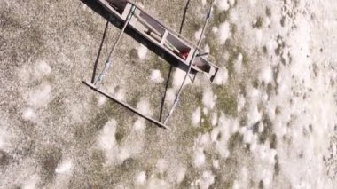 Tanzanya 'nın Zanzibar kıyısındaki okyanusta alçak gelgitin dikey videosu.