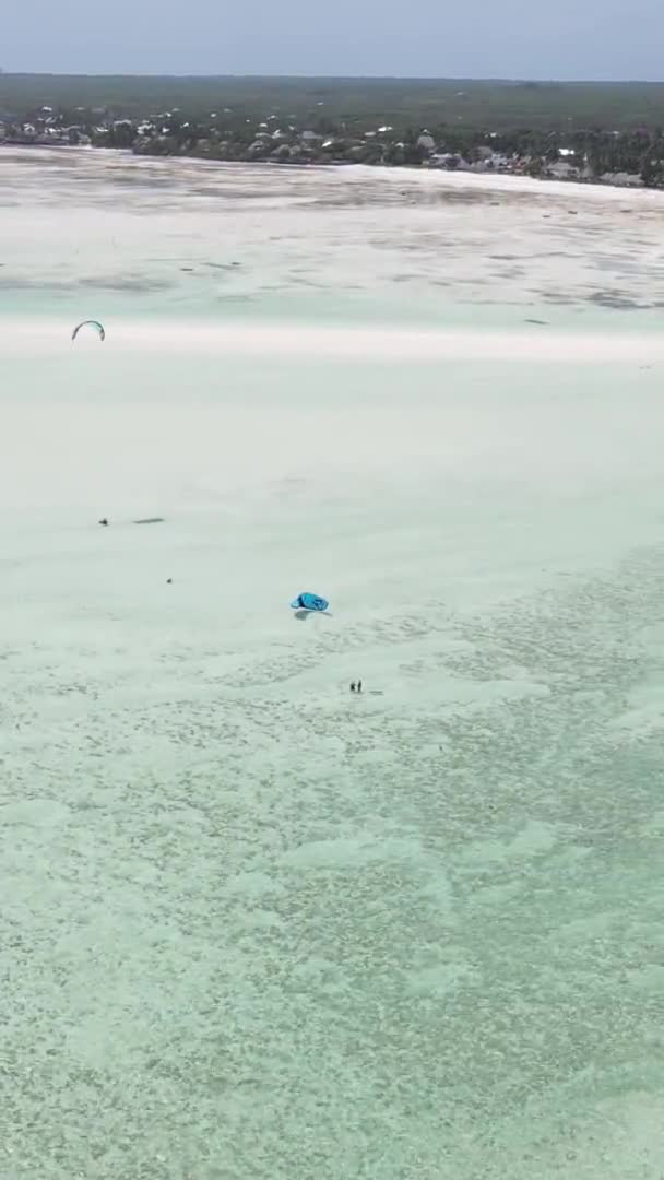坦桑尼亚桑给巴尔海岸附近海洋低潮的垂直录像，航拍 — 图库视频影像