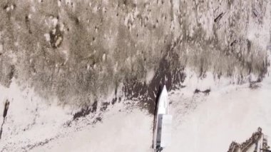 Tanzanya 'nın Zanzibar kıyısındaki okyanusta alçak gelgitin dikey videosu.