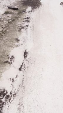 Tanzanya 'nın Zanzibar kıyısındaki okyanusta alçak gelgitin dikey videosu.