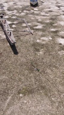 Tanzanya 'nın Zanzibar kıyısındaki okyanusta alçak gelgitin dikey videosu.