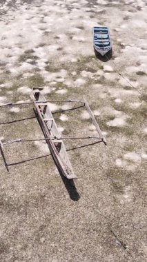 Tanzanya 'nın Zanzibar kıyısındaki okyanusta alçak gelgitin dikey videosu.