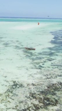 Tanzanya 'nın Zanzibar kıyısındaki okyanusta alçak gelgitin dikey videosu.