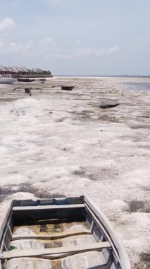 Tanzanya 'nın Zanzibar kıyısındaki okyanusta alçak gelgitin dikey videosu.