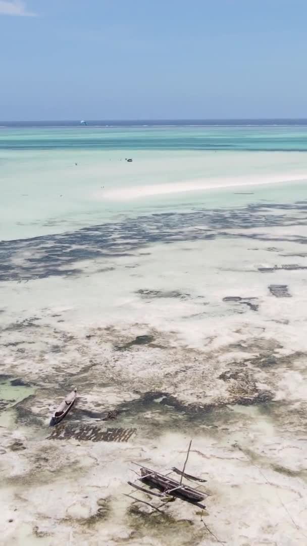 Vídeo vertical da maré baixa no oceano perto da costa de Zanzibar, na Tanzânia, vista aérea — Vídeo de Stock