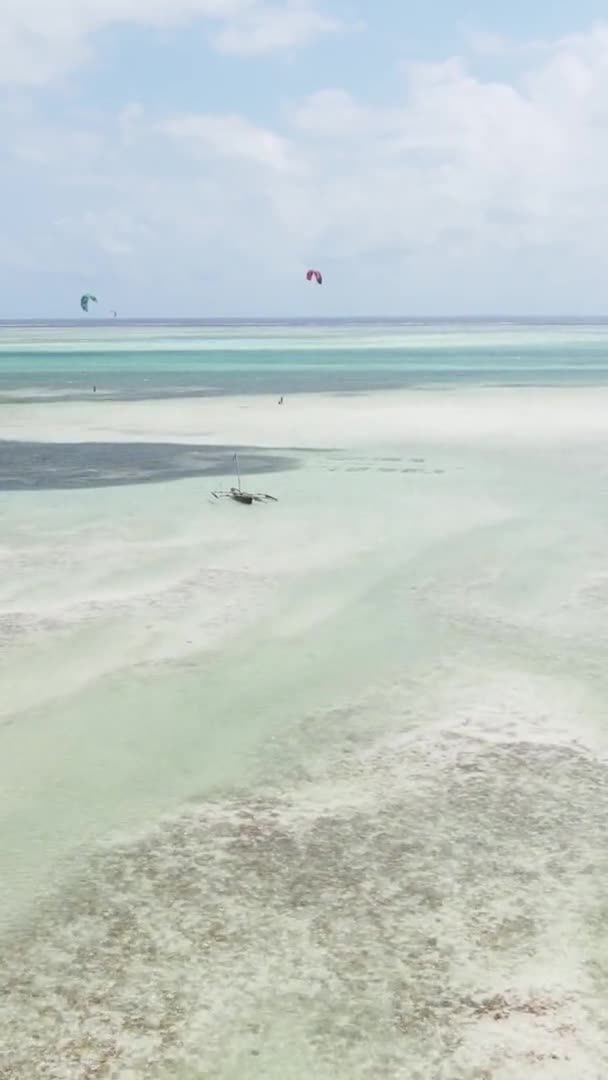 Vídeo vertical da maré baixa no oceano perto da costa de Zanzibar, na Tanzânia, vista aérea — Vídeo de Stock