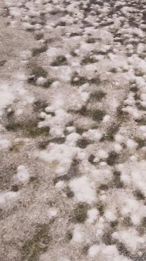 Tanzanya 'nın Zanzibar kıyısındaki okyanusta alçak gelgitin dikey videosu.