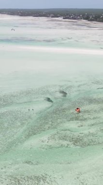 Tanzanya 'nın Zanzibar kıyısındaki okyanusta alçak gelgitin dikey videosu.