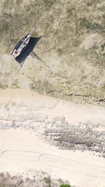 Tanzanya 'nın Zanzibar kıyısındaki okyanusta alçak gelgitin dikey videosu.