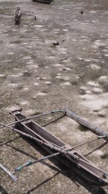 Tanzanya 'nın Zanzibar kıyısındaki okyanusta alçak gelgitin dikey videosu.