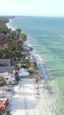 Tanzanya 'nın Zanzibar kıyısındaki okyanusun dikey videosu.