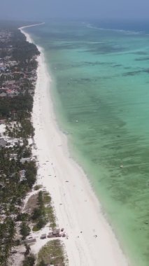 Tanzanya 'nın Zanzibar kıyısındaki okyanusun dikey videosu.