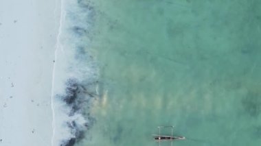 Tanzanya 'nın Zanzibar kıyısındaki okyanusun dikey videosu.