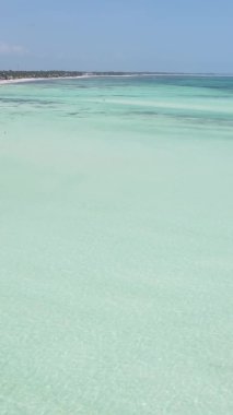 Tanzanya 'nın Zanzibar kıyısındaki okyanusun dikey videosu.