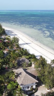 Tanzanya 'nın Zanzibar kıyısındaki okyanusun dikey videosu.