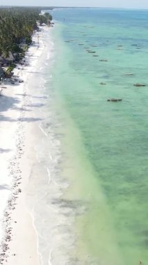 Tanzanya 'nın Zanzibar kıyısındaki okyanusun dikey videosu.