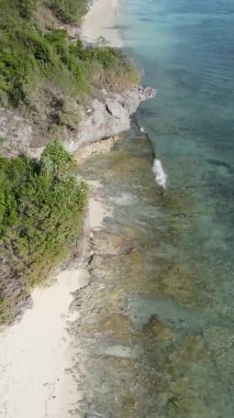 Tanzanya 'nın Zanzibar kıyısındaki okyanusun dikey videosu.