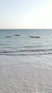 Tanzanya 'nın Zanzibar kıyısındaki okyanusun dikey videosu.