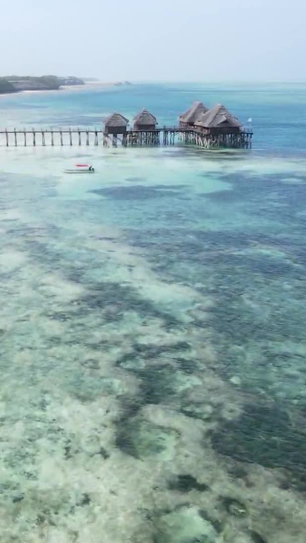 Vídeo vertical do oceano perto da costa de Zanzibar, Tanzânia, vista aérea — Vídeo de Stock