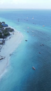 Tanzanya 'nın Zanzibar kıyısındaki okyanusun dikey videosu.