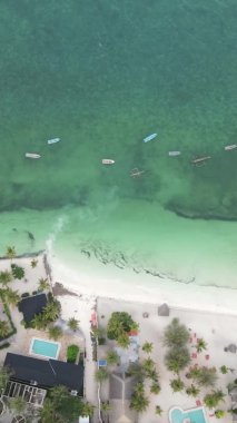 Tanzanya 'nın Zanzibar kıyısındaki okyanusun dikey videosu.