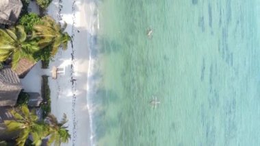 Tanzanya 'nın Zanzibar kıyısındaki okyanusun dikey videosu.