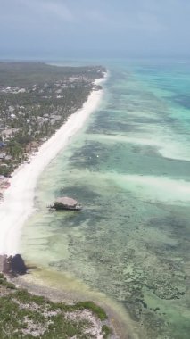 Tanzanya 'nın Zanzibar kıyısındaki okyanusun dikey videosu.