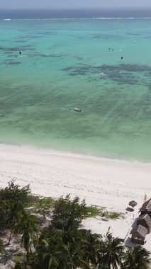 Tanzanya 'nın Zanzibar kıyısındaki okyanusun dikey videosu.